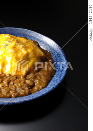 オムカレーライスを黒背景で撮影 134342150