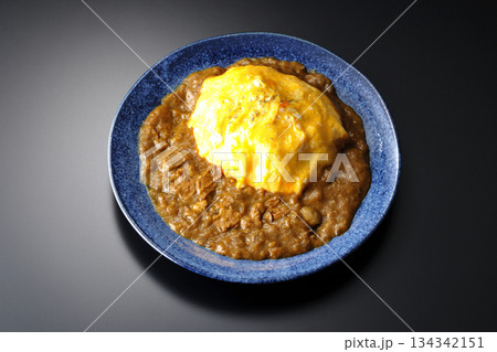 オムカレーライスを黒背景で撮影 134342151