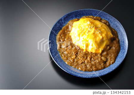 オムカレーライスを黒背景で撮影 134342153