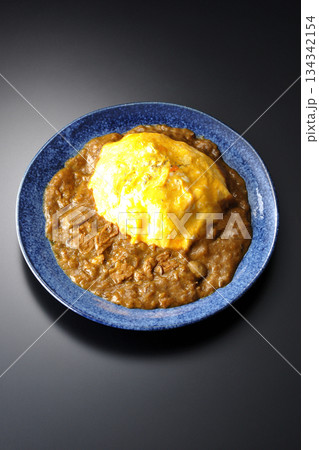 オムカレーライスを黒背景で撮影 134342154