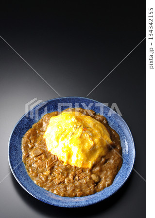 オムカレーライスを黒背景で撮影 134342155