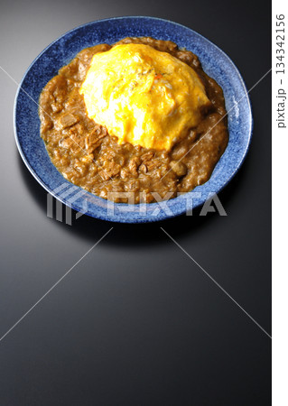オムカレーライスを黒背景で撮影 134342156