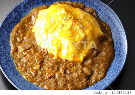 オムカレーライスを黒背景で撮影 オムカレーライスを黒背景で撮影 134342157