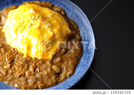 オムカレーライスを黒背景で撮影 オムカレーライスを黒背景で撮影 134342159