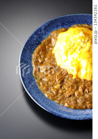 オムカレーライスを黒背景で撮影 134342161