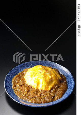 オムカレーライスを黒背景で撮影 134342164