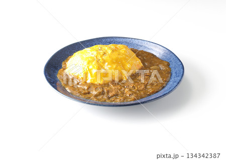 オムカレーライスを白背景で撮影 オムカレーライスを白背景で撮影 134342387
