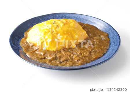 オムカレーライスを白背景で撮影 オムカレーライスを白背景で撮影 134342390