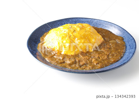 オムカレーライスを白背景で撮影 オムカレーライスを白背景で撮影 134342393