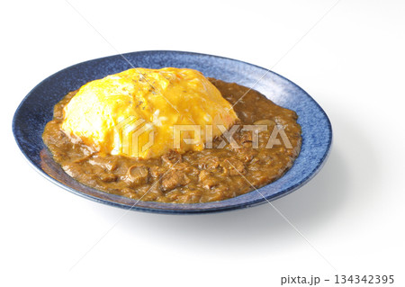 オムカレーライスを白背景で撮影 オムカレーライスを白背景で撮影 134342395