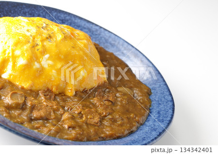 オムカレーライスを白背景で撮影 オムカレーライスを白背景で撮影 134342401