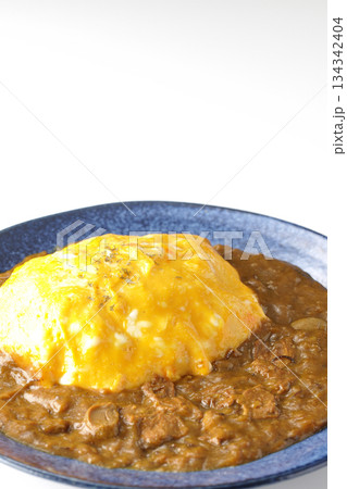 オムカレーライスを白背景で撮影 134342404