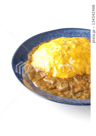 オムカレーライスを白背景で撮影 134342406