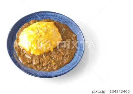 オムカレーライスを白背景で撮影 オムカレーライスを白背景で撮影 134342409