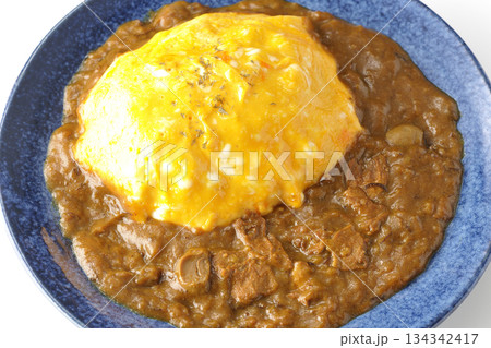 オムカレーライスを白背景で撮影 オムカレーライスを白背景で撮影 134342417