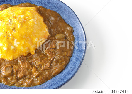 オムカレーライスを白背景で撮影 オムカレーライスを白背景で撮影 134342419