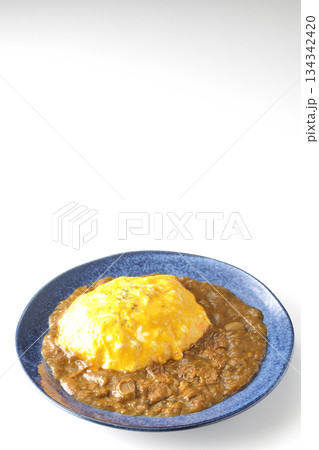 オムカレーライスを白背景で撮影 オムカレーライスを白背景で撮影 134342420