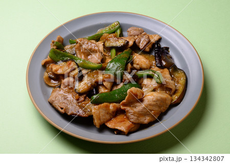 ナスとピーマンと豚肉の味噌炒め ナスとピーマンと豚肉の味噌炒め 134342807
