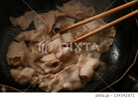 豚バラを炒める 134342871