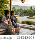 日本庭園を見ながら足湯を楽しむ女子 134342908