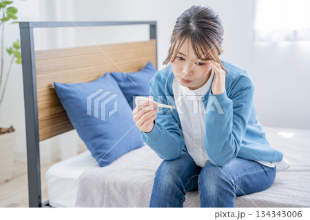 体調不良の女性 134343006