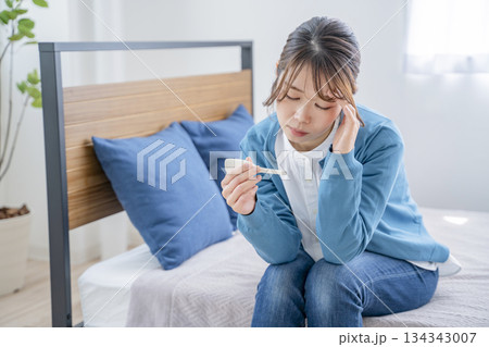 体調不良の女性 134343007