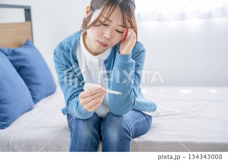 体調不良の女性 134343008