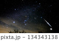 冬の星座と綺麗な星空の中に流星 134343138
