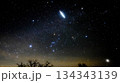 冬の星座と綺麗な星空の中に流星 134343139