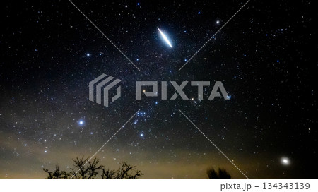 冬の星座と綺麗な星空の中に流星 134343139