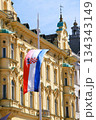 クロアチア、ザグレブ旧市街の中心地イェラチッチ広場ではためくクロアチア国旗とその周辺の景色 134343149