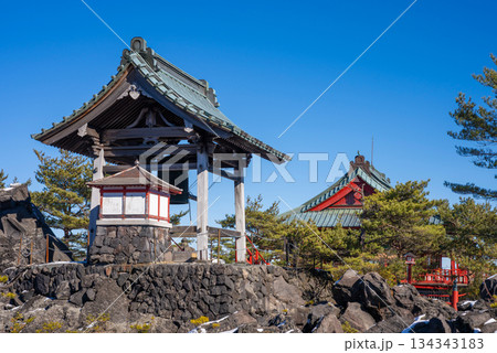 鬼押出し園の鐘楼堂(じょうろうどう)と浅間山観音堂 鬼押出し園の鐘楼堂(じょうろうどう)と浅間山観音堂 134343183