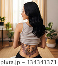 背中のタトゥーを見せる女性 134343371