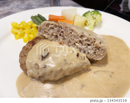 ポルチーニクリームソースのハンバーグステーキ 濃厚クリームソースの洋食 134343519