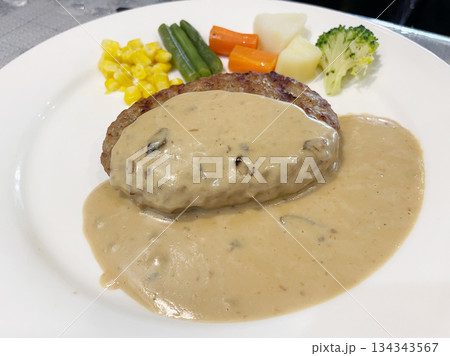 ハンバーグステーキ（ポルチーニクリームソース） 134343567