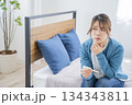 体調不良の女性 134343811