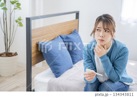 体調不良の女性 134343811