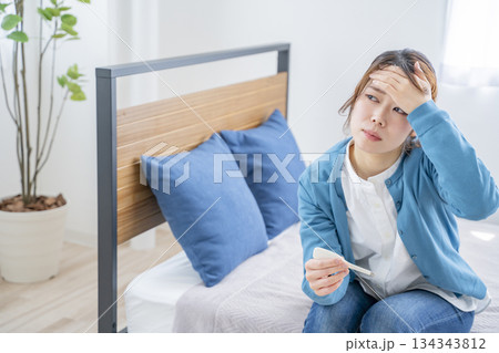 体調不良の女性 134343812