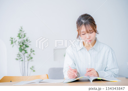 自宅で勉強をする若い女性 134343847