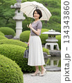 日傘をさして立つ30代清楚系奥さま 134343860