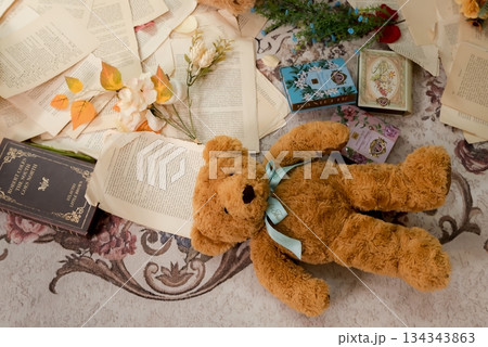テディベアとアンティークな紙片のロマンチックなテーブルフォト 134343863