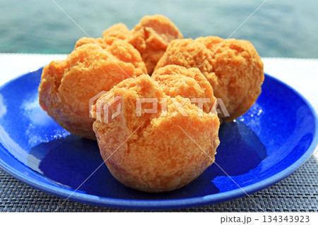 沖縄の定番おやつ サーターアンダギー 沖縄の定番おやつ サーターアンダギー 134343923