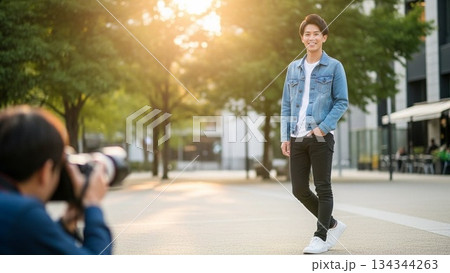 プロフィール写真を撮影する若い男性 134344263