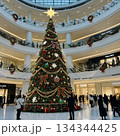 商業施設の巨大なクリスマスツリー 134344425