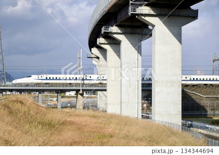高速道路高架下を走る東海道新幹線 ― 岐阜県大垣市 高速道路高架下を走る東海道新幹線 ― 岐阜県大垣市 134344694