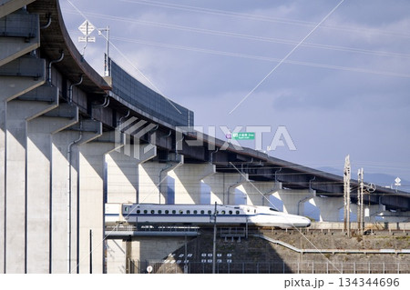 高速道路高架下を走る東海道新幹線 ― 岐阜県大垣市 高速道路高架下を走る東海道新幹線 ― 岐阜県大垣市 134344696