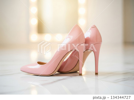 パステルピンクの光沢あるパンプスと舞台のような照明のクローズアップ パステルピンクの光沢あるパンプスと舞台のような照明のクローズアップ 134344727