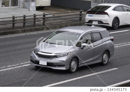 コンパクトカー 道路走行中 コンパクトカー 道路走行中 134345173