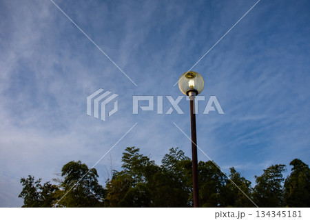 夕暮れ時に灯る丸い街灯 134345181