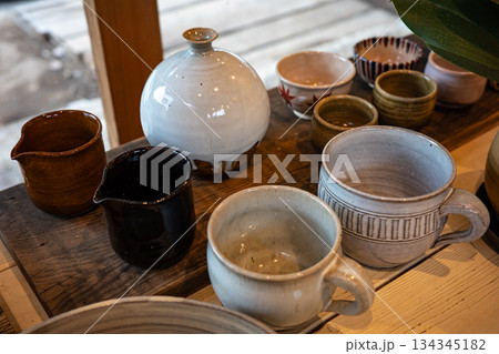 手づくりの陶器が並ぶ 134345182